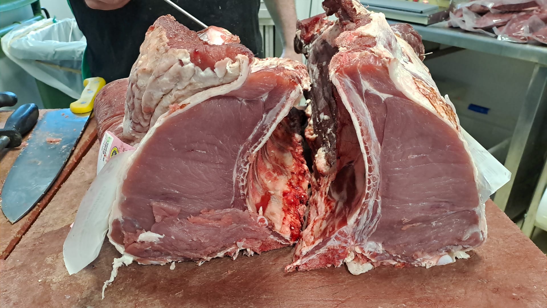 Despiece de carne fresca en la carnicería Super Pepucha en Cabanas
